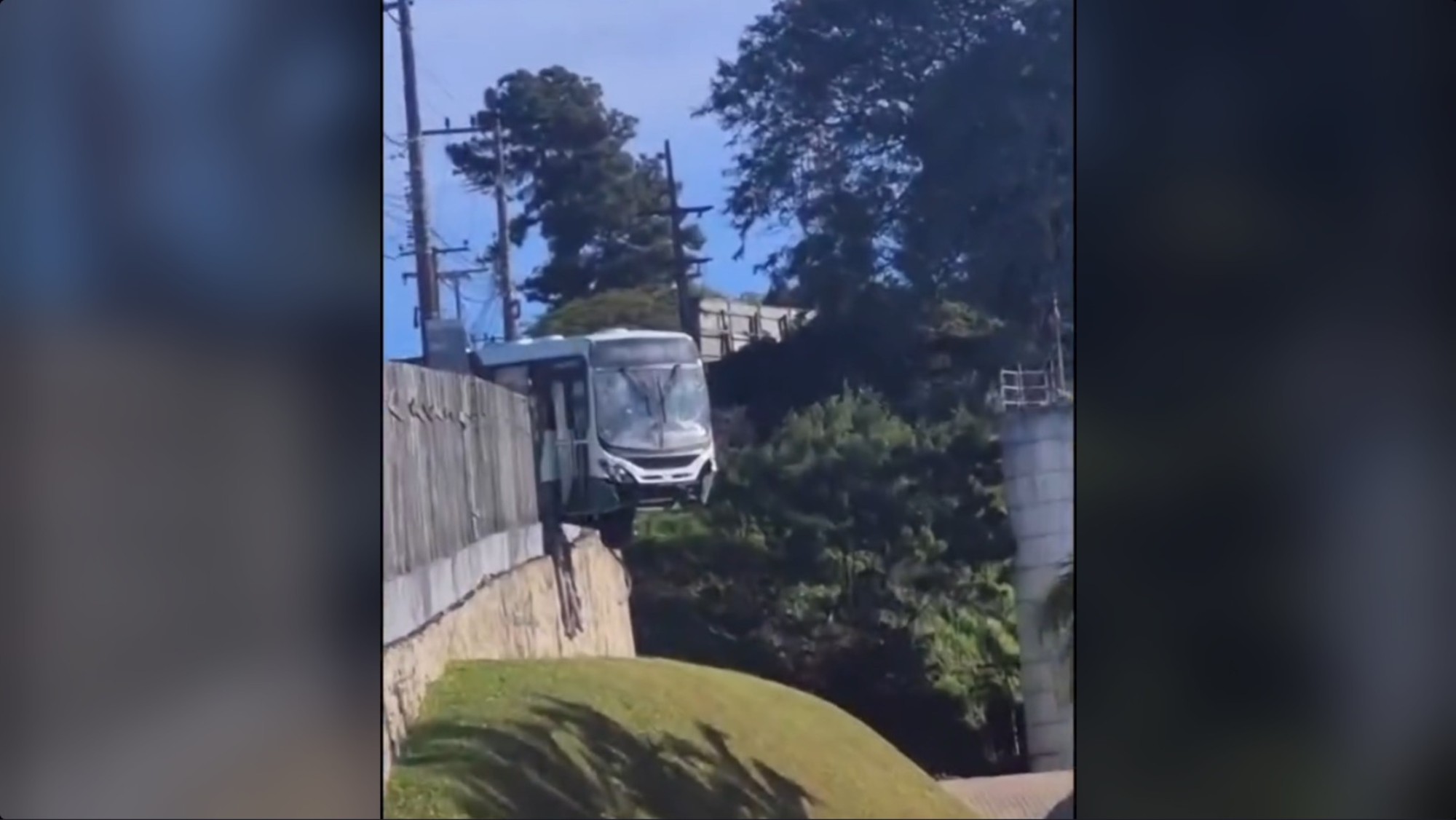 Passageiro é condenado após confusão que deixou ônibus pendurado em Florianópolis; VÍDEO